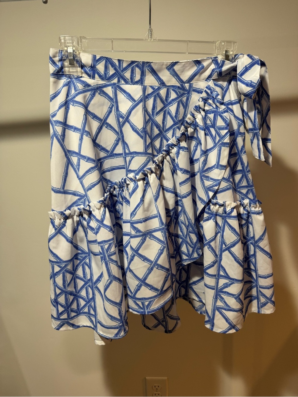Like new Vineyard Vines white & blue bamboo pattern with ruffle hem
